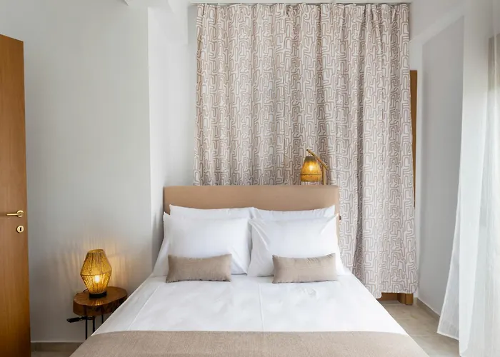 别墅 Bergamot & Myrtillo With Shared Pool,afitos #feelslikehome 阿菲托斯